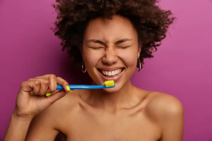 Zähneputzen mit der richtigen Zahnbürste